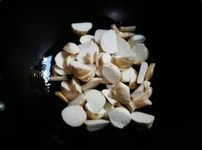 放入茨菇翻炒