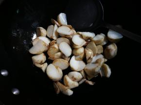 翻炒至表面微黄