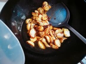 放入和茨菇平齐的温水