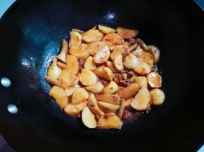 盖上锅盖烧开转小火烧至熟透，汤汁收干