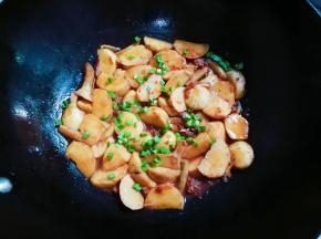 撒入青蒜末