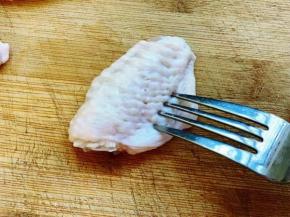 洗净擦干以后用牙签在鸡翅上扎一些小孔，
方便入味。