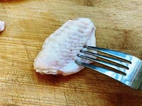 洗净擦干以后用牙签在鸡翅上扎一些小孔，
方便入味。