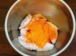 把COOK100泰式香辣风味烤肉料、鸡翅放到一个大碗里。
让鸡翅均匀粘上调味料。