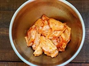 给鸡翅按摩，让鸡翅均匀地裹上料汁，盖上保鲜膜，放入冰箱冷藏腌制10小时以上，