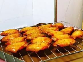 烤了15分钟后取出，在鸡翅的两面刷上蜂蜜水，再放进烤箱烘烤5分钟后出炉，撒上熟的白芝麻就OK了。