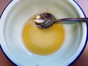 调制蜂蜜水，按照2:1的比例调匀，即2份蜂蜜放1份水。