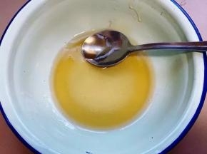 调制蜂蜜水，按照2:1的比例调匀，即2份蜂蜜放1份水。