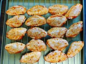 放入预热好200度的烤箱中层，烤30分钟左右，