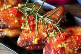 泰国菜离不开椰奶和香茅草。
泰式香辣风味烤翅也是如此，
它的香辣完全是香茅草所提供的，
不是那种辣椒的辣，
同时鸡翅也有淡淡的椰奶香味，
不得不说这款烤翅深深的抓住了我的心，
有种似曾相识的感觉。