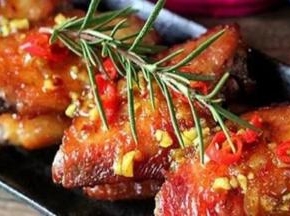 泰国菜离不开椰奶和香茅草。
泰式香辣风味烤翅也是如此，
它的香辣完全是香茅草所提供的，
不是那种辣椒的辣，
同时鸡翅也有淡淡的椰奶香味，
不得不说这款烤翅深深的抓住了我的心，
有种似曾相识的感觉。