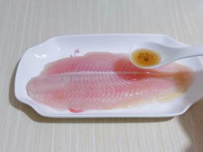 加入料酒，适当多一点去腥。