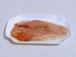 用小勺轻轻按龙利鱼，把料汁淋在鱼身上，直到料汁完全被鱼吸收，颜值30分钟。