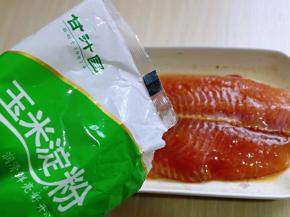 颜值好的鱼，倒入淀粉，鱼排均匀裹上淀粉。(我用的玉米淀粉，价格实惠，分量足，粉质很细腻，口感很好)