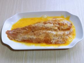 再倒入打散的蛋液，浸泡30秒，使蛋液被鱼排吸收。