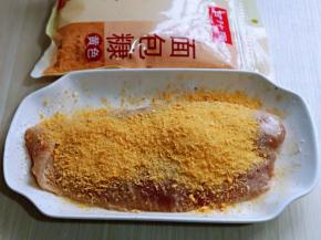 最后倒入面包糠，使鱼排的两面均匀裹上面包糠。(我用的黄色面包糠，做出来的颜色特别有食欲)