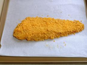 放在垫有油纸的烤盘中。