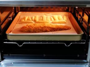 入东菱烤箱中层，我放了一些土豆条哈～