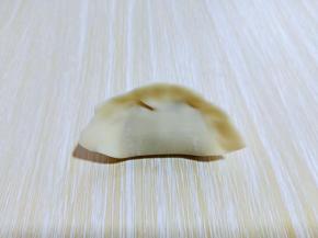 再将两边捏好，可以根据个人喜欢捏饺子的形状。