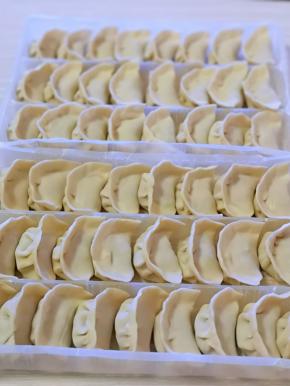 依次包好饺子，吃不完可以速冻！