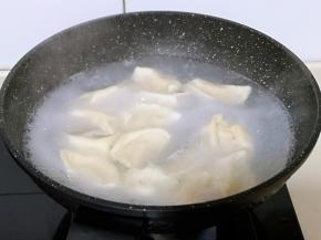 煮饺子喽～锅中加入清水大火烧开，下饺子，中火煮饺子，烧开后淋少许冷水，反复2-3次，盖盖子煮一会，饺子漂浮在水面上即可捞出。