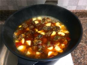 倒入三倍菜份量的清水煮开。