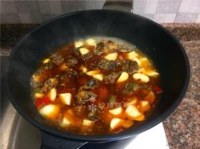 倒入三倍菜份量的清水煮开。