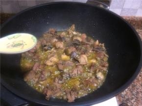 倒入1勺料酒翻炒10秒。