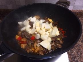 放入芋头翻炒20秒。