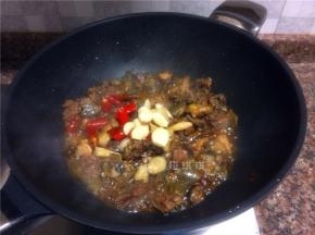 放入泡椒、泡姜和大蒜片翻炒20秒。