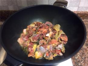 放入鸡肉煸干水分。