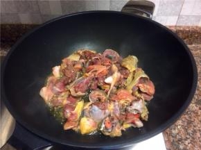 放入鸡肉煸干水分。