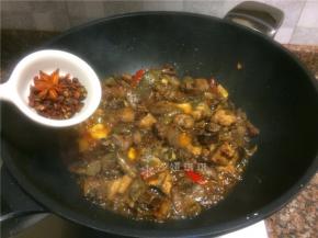 放入花椒和八角翻炒10秒。