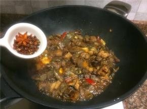 放入花椒和八角翻炒10秒。