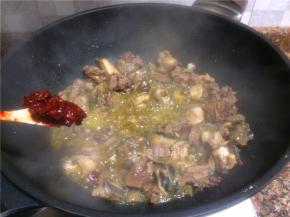 放入1勺豆瓣酱翻炒20秒。