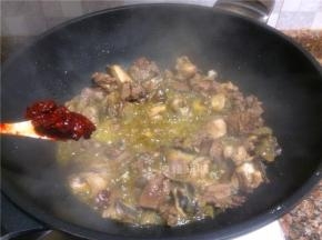 放入1勺豆瓣酱翻炒20秒。