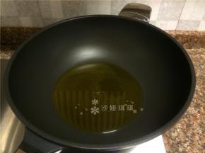 热锅倒油烧至八成热。