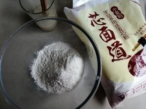 将糖和酵母溶于温水中