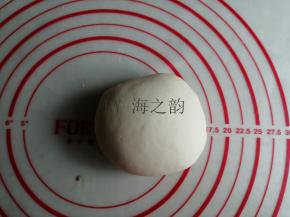 将酵母水倒入面粉里，加入油，揉成光滑的面团