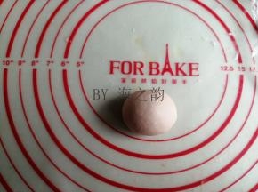 头部揉圆后放在油纸上