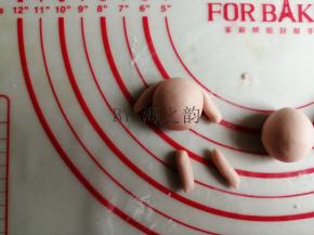 身体揉成长椭圆形，取少量面团搓成长条，做出手和脚，粘点水可以使它贴牢固