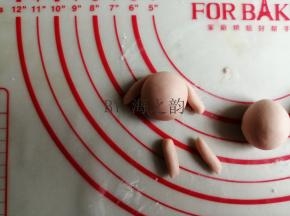 身体揉成长椭圆形，取少量面团搓成长条，做出手和脚，粘点水可以使它贴牢固