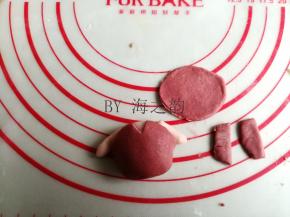 红色面团擀平，做出衣服，衣服分前幅和后幅，还有两个袖子，相连接的部分粘牢