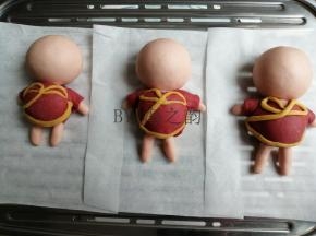 把做好的身体部位，粘在头部