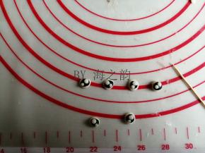 用白色和黑色面团做出眼睛部分，很小的部分用牙签辅助粘上去