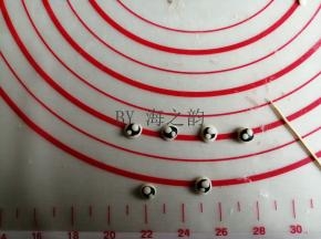 用白色和黑色面团做出眼睛部分，很小的部分用牙签辅助粘上去