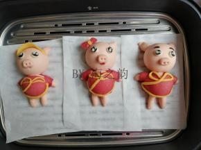 眼睛粘好，再根据自己的想象，美化一下，戴上帽子、蝴蝶结等等。放在温暖处醒发15分钟左右