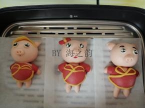 看到醒发后的馒头胚明显大了一点，把摩飞多功能锅拔到高档火力，水烧开后，再调拔到中档火力，蒸13分钟左右，蒸好后继续焖3-5分钟开盖