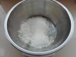 首先我们先来制作面片部分：将所有的面片所需食材全部混合在容器中。