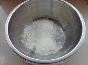 首先我们先来制作面片部分：将所有的面片所需食材全部混合在容器中。